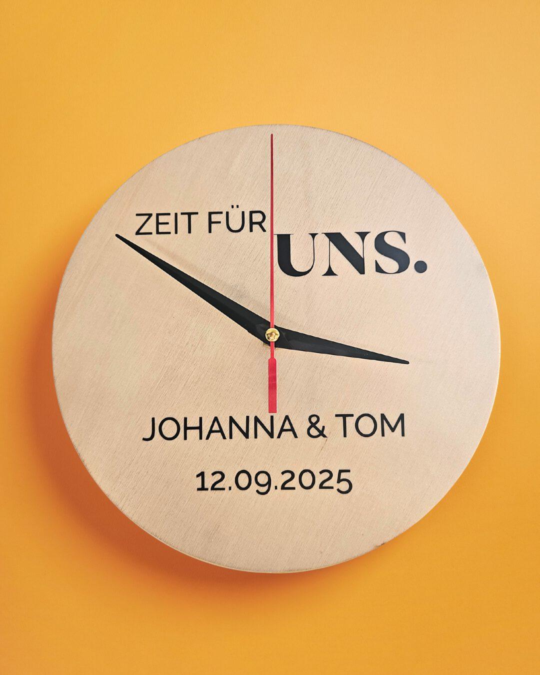 Personalisierte Wanduhr zur Hochzeit – mit Namen & Datum, Holz, Ø 20 cm